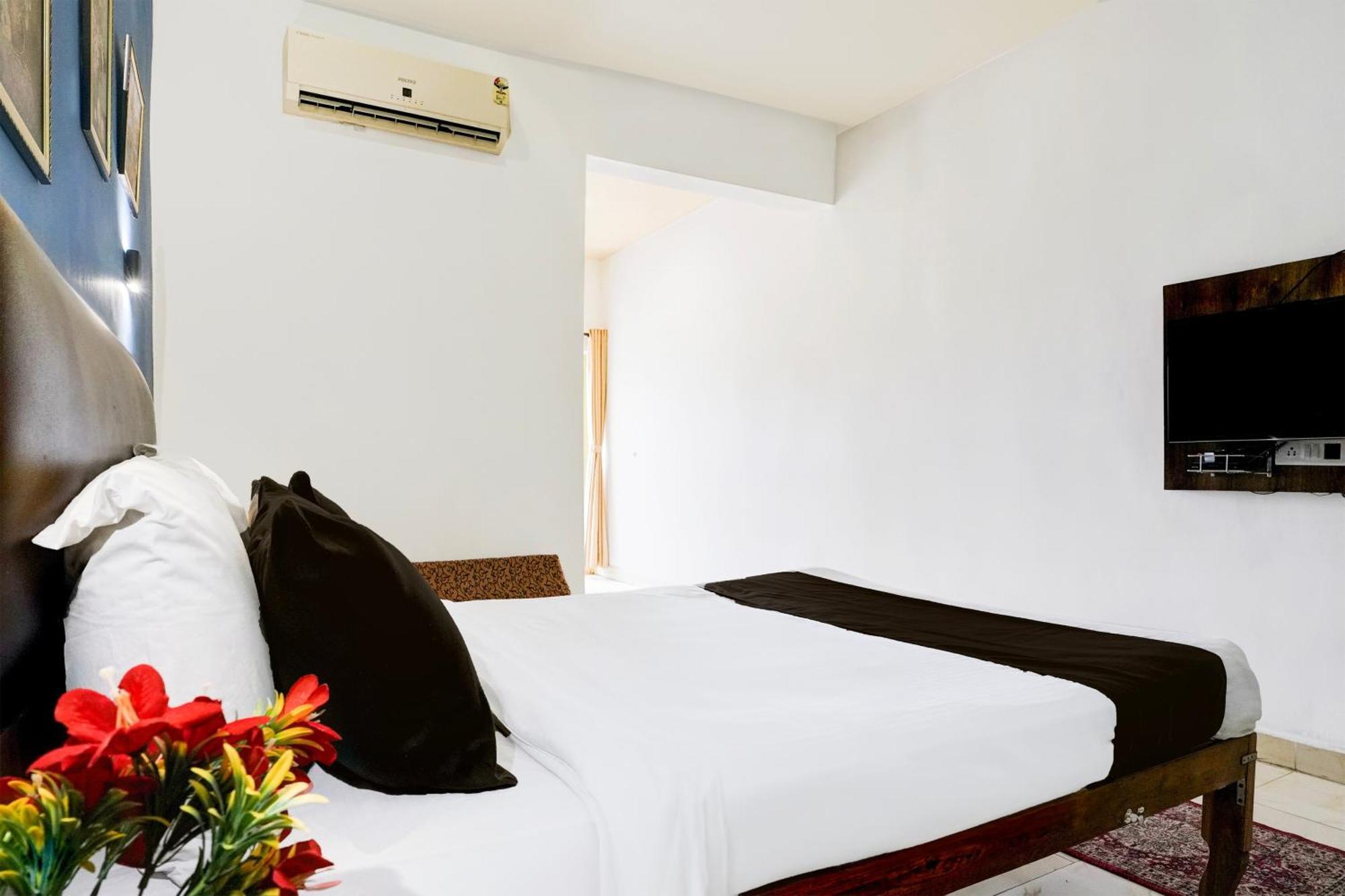 Super Townhouse Candolim Buitenkant foto