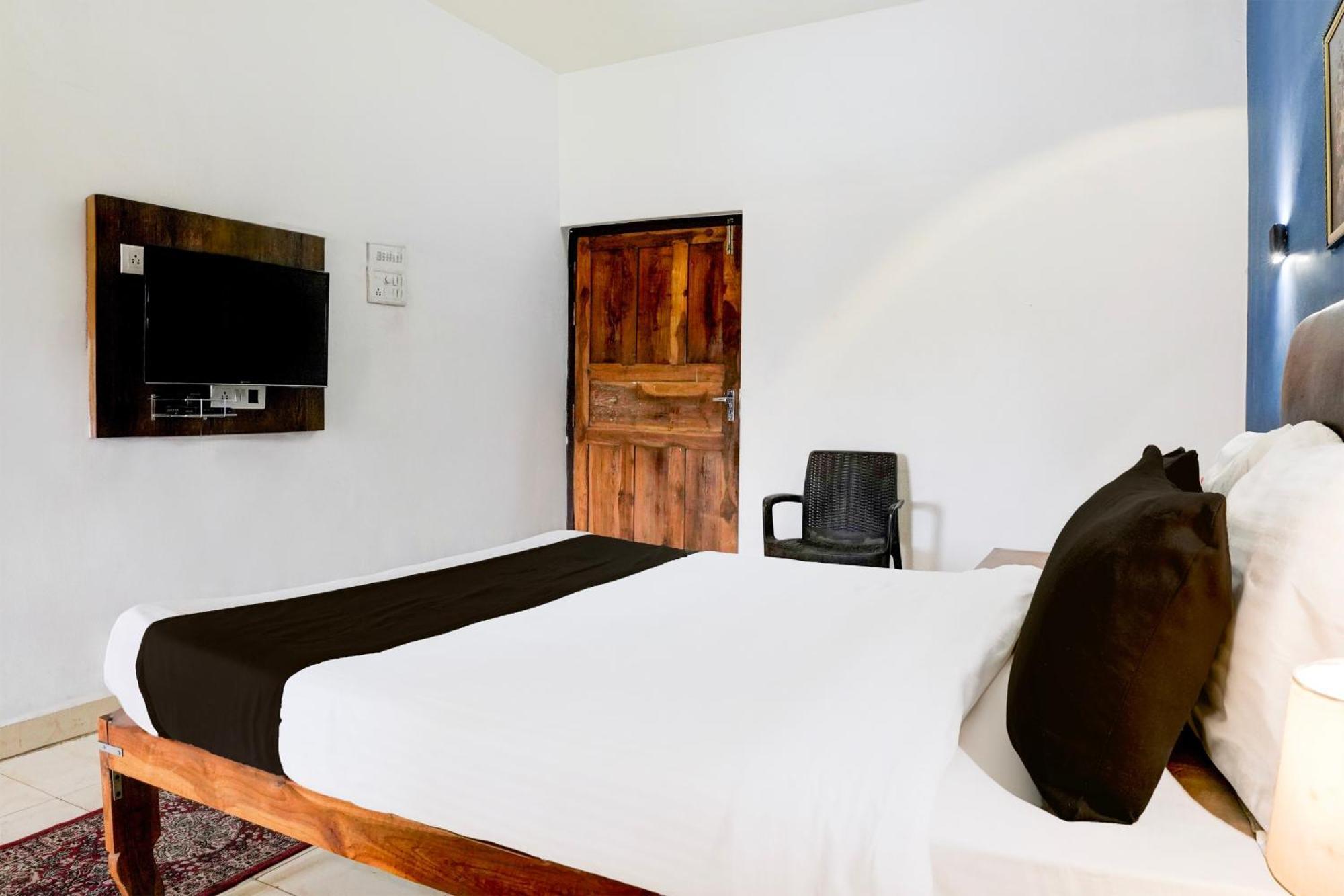 Super Townhouse Candolim Buitenkant foto